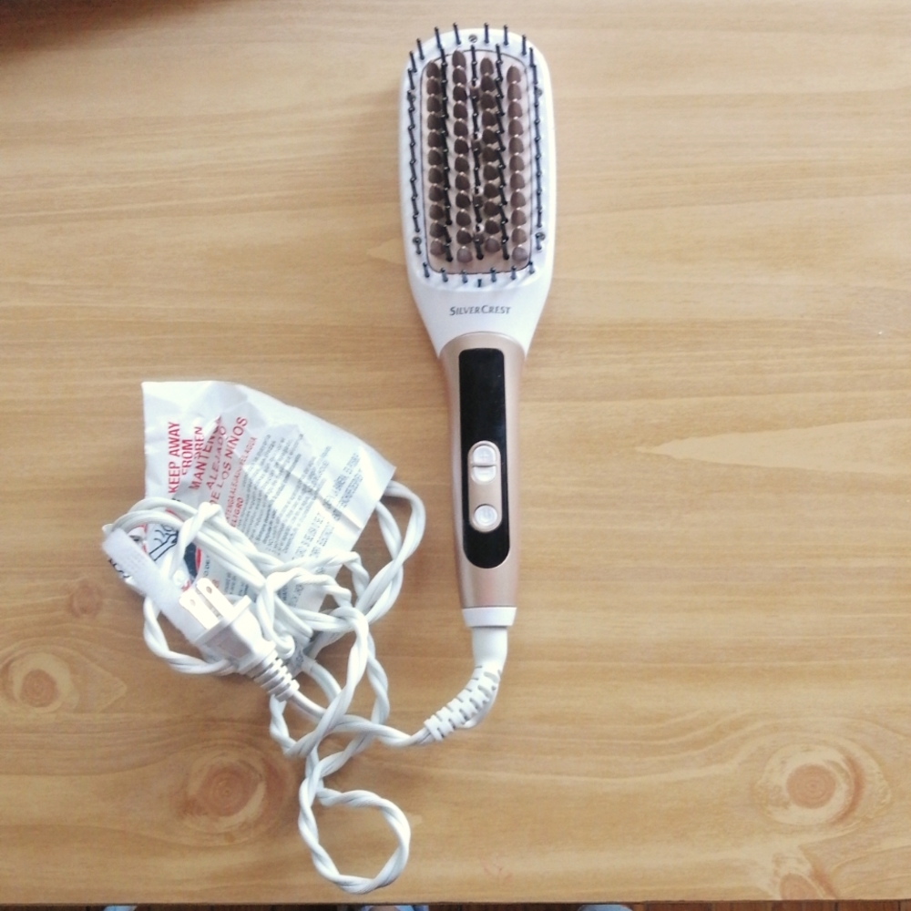 Ionic hair straightening brush
